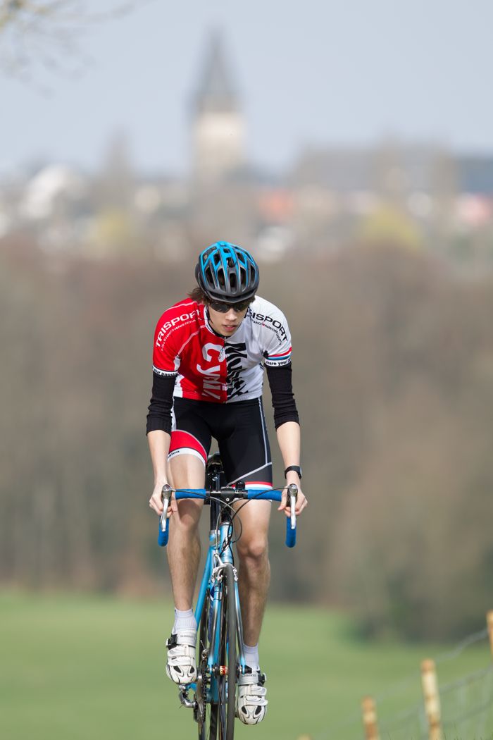 Een fietser op een racefiets