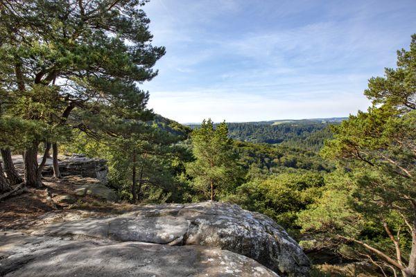 Landschappelijk uitzicht op het landschap van Berdorf met bomen en rotsformaties