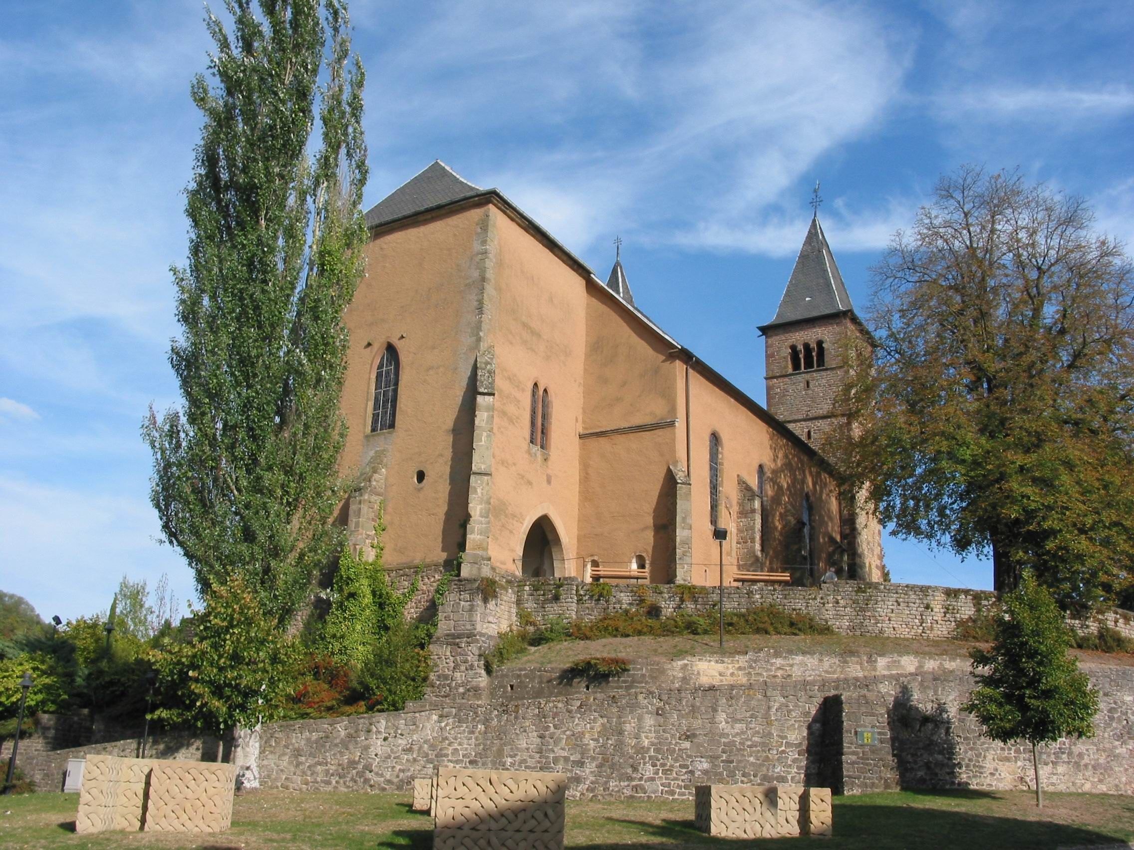 Buitenaanzicht van de Parochiekerk van de heilige Petrus en Paulus