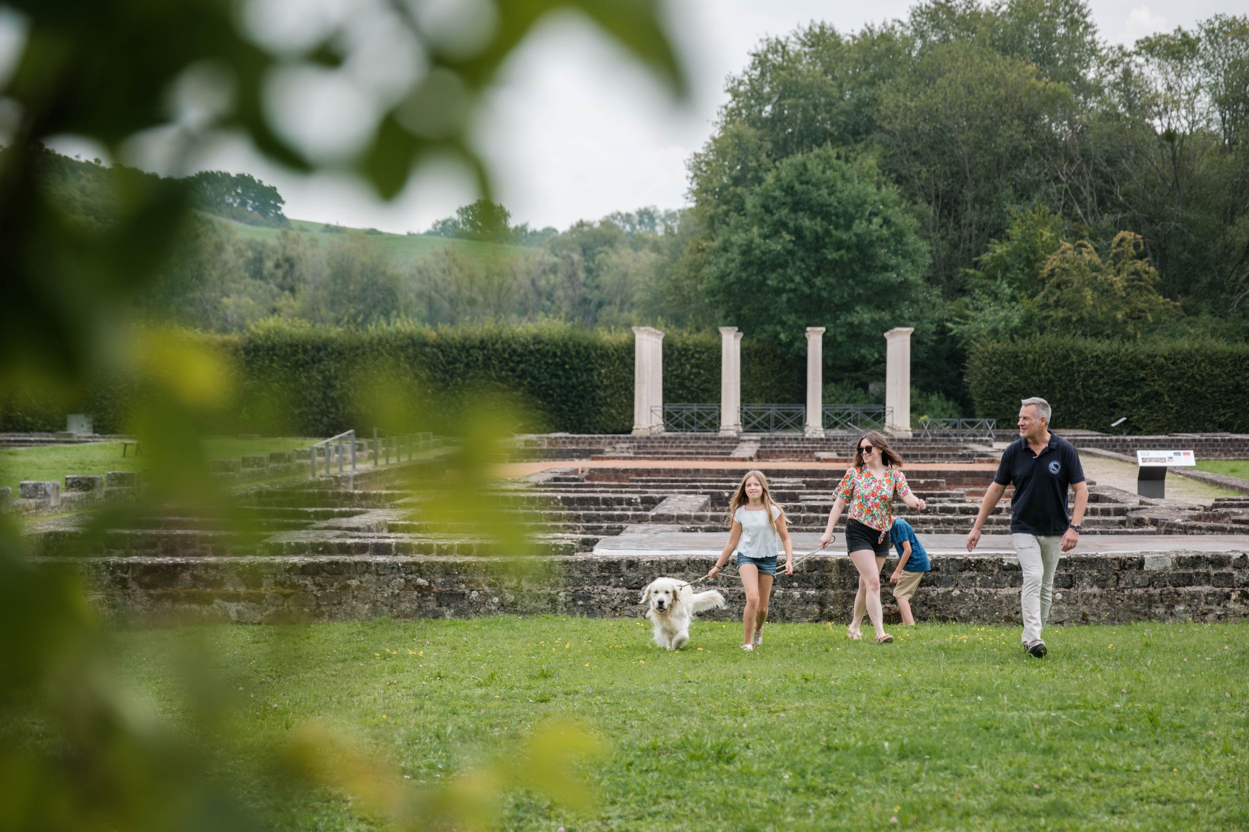 A family with a dog in front of the Roman villa in Echternach