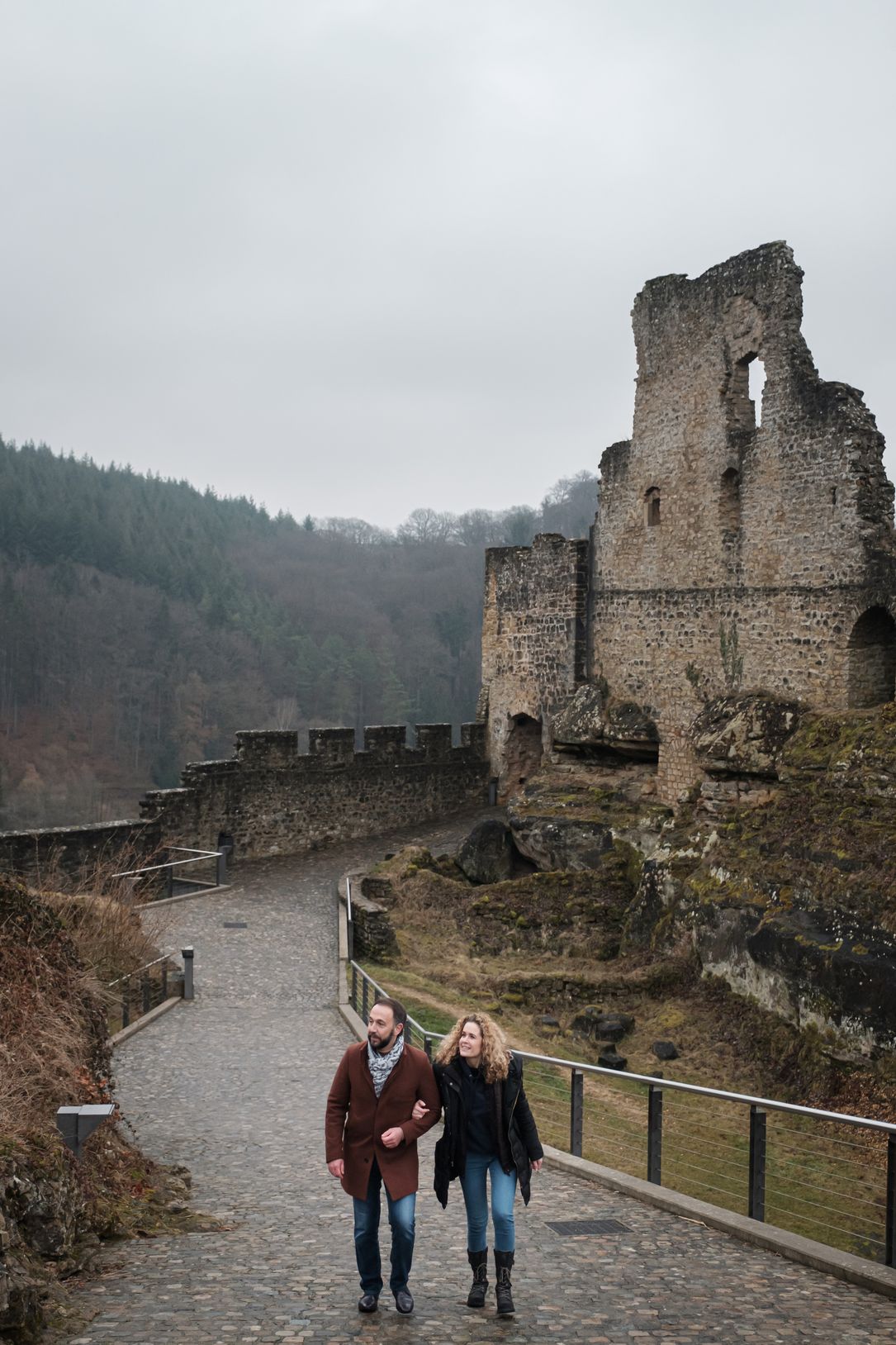 Besucher erkunden die Ruinen von Schloss Larochette