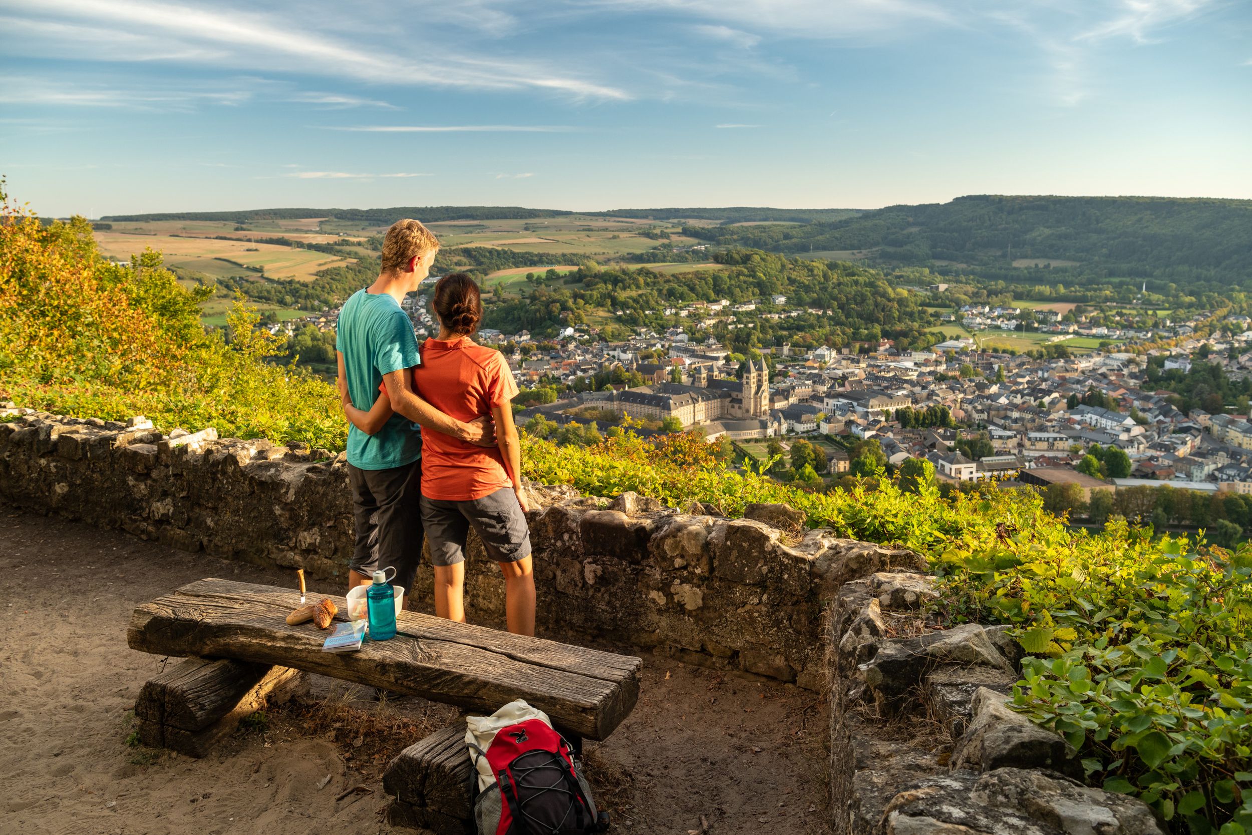 Junge Wanderer genießen die Aussicht von der Liboriuskapelle auf Echternach