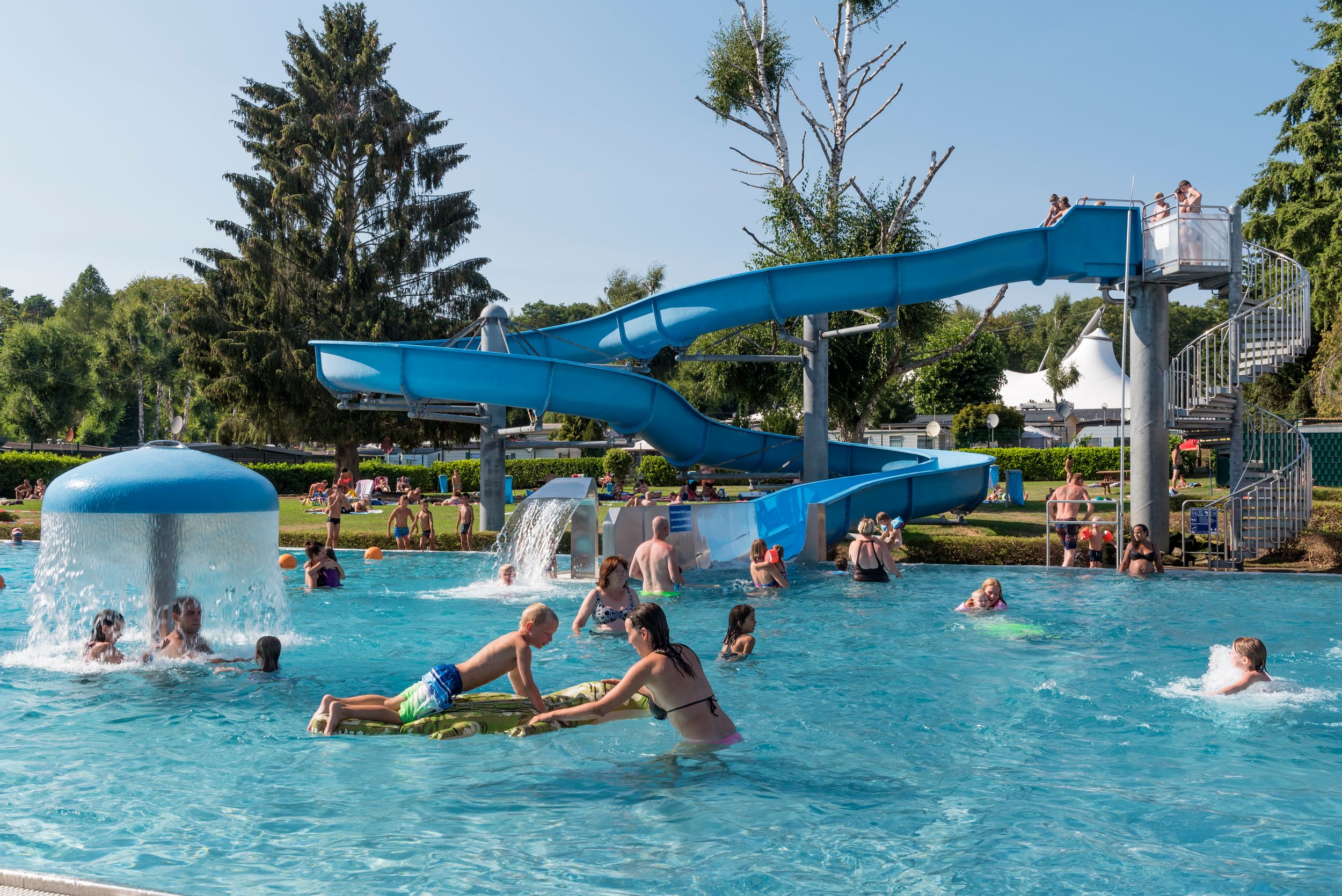 Schwimmbecken und Rutsche im Aqua Park Beaufort