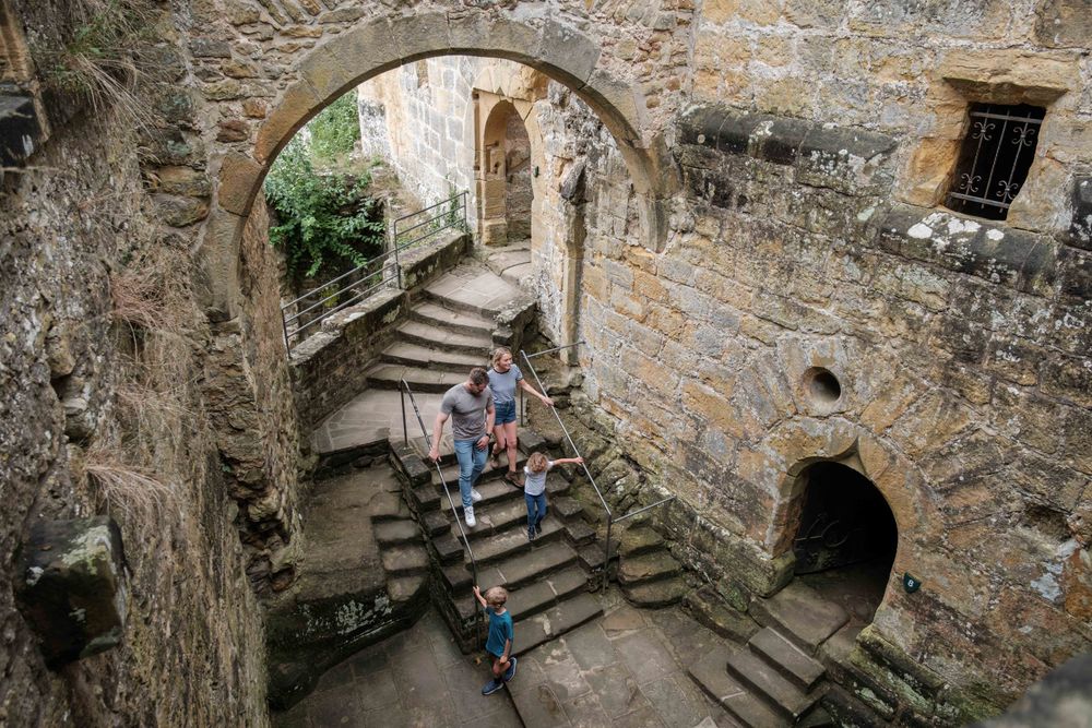 Familie erkundet Burg Beaufort