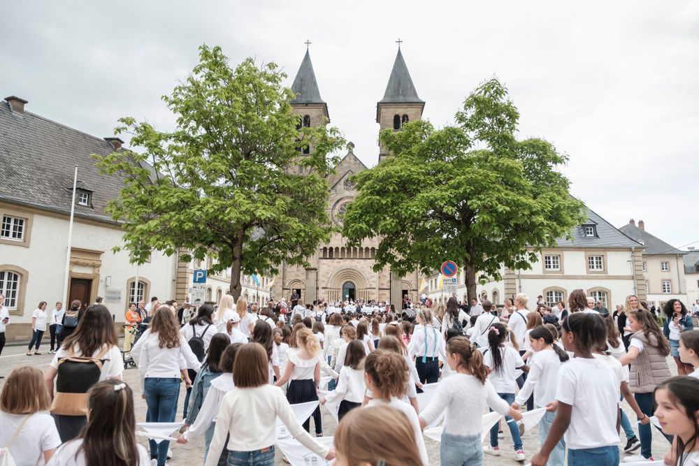 Teilnehmer der Echternacher Springprozession vor der Basilika