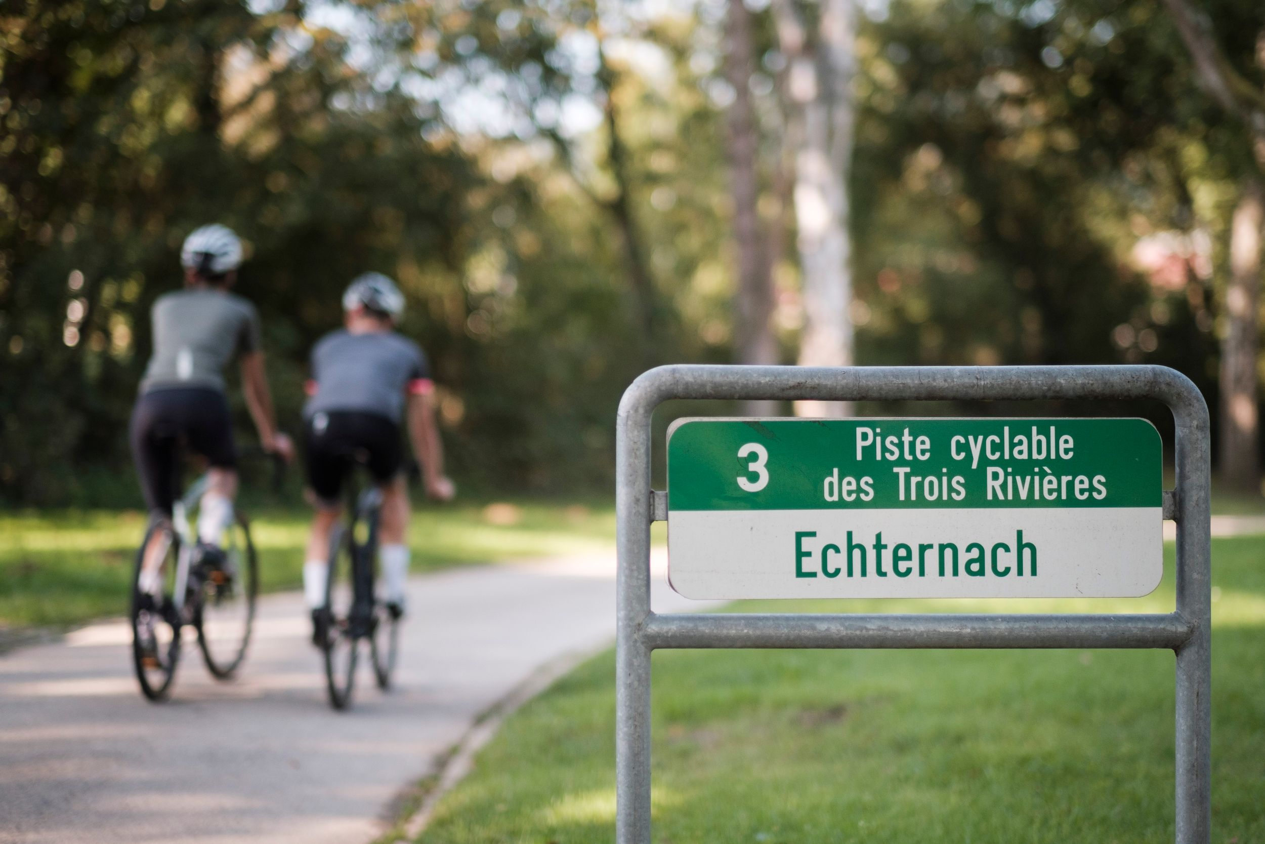 Zwei Radfahrer sind auf dem nationalen Fahrradweg unterwegs