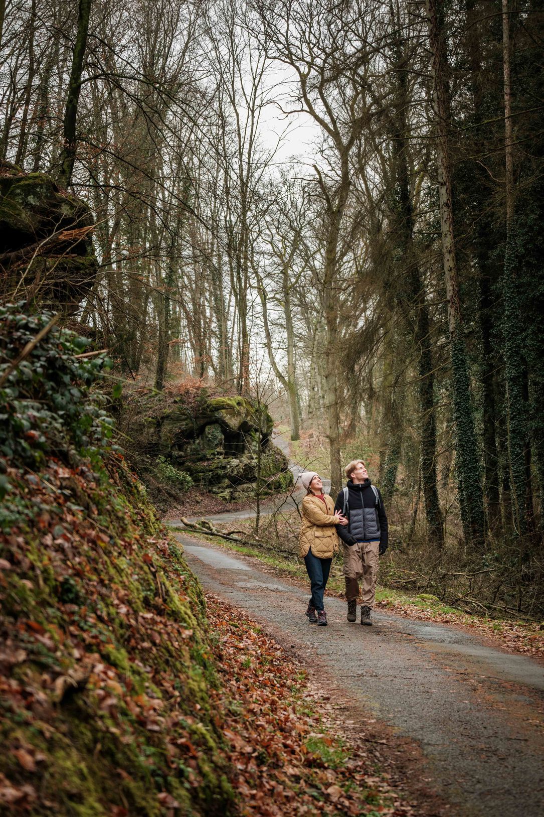 Wanderer auf dem Mullerthal Trail Route 2 in Scheidgen in der Nähe des „Härgottskapp“.