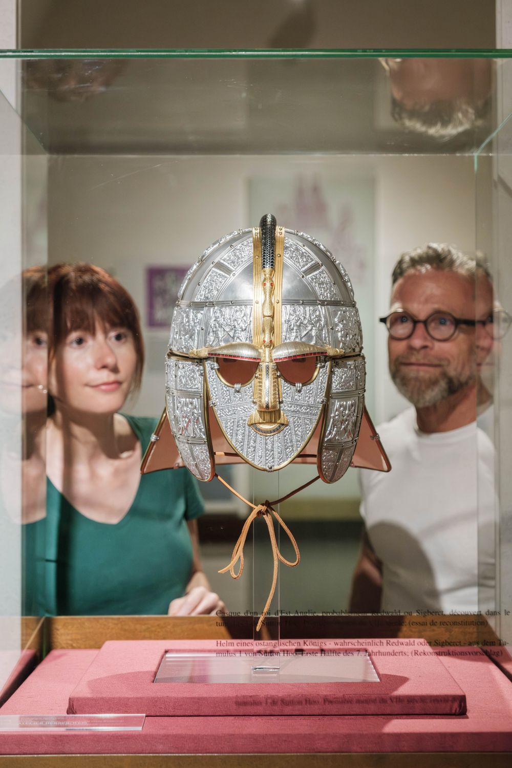 Un visiteur dans le musée de l'abbaye d'Echternach