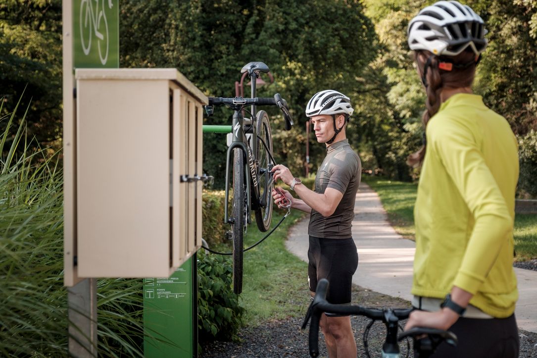 Bike service station equipped with tools for quick repairs