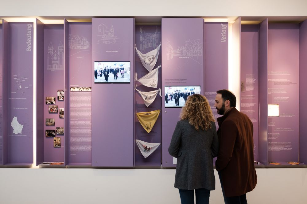 Visitors in the documentation centre about the hopping procession in Echternach