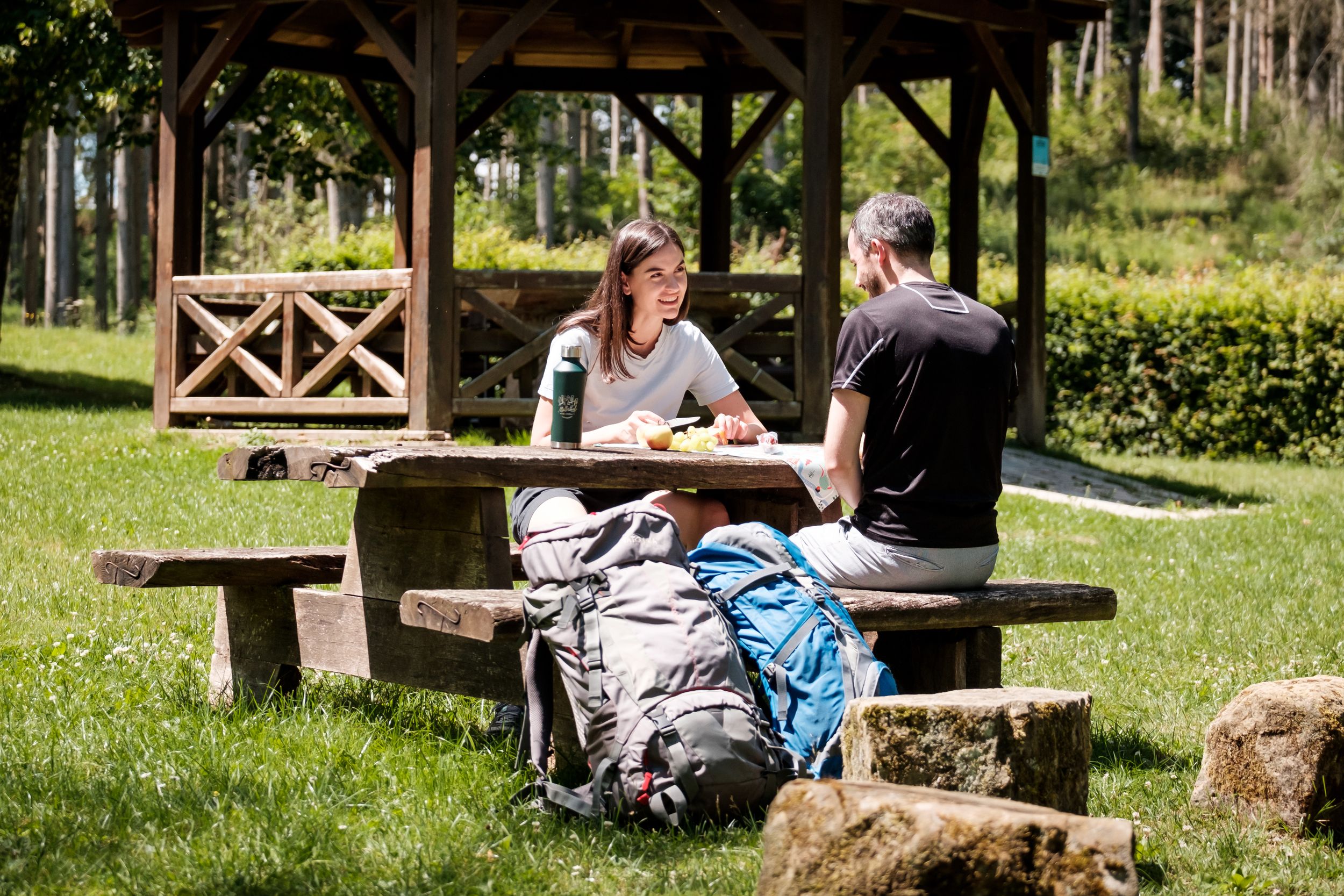 Two people having a picnic at the picnic spot in Beaufor