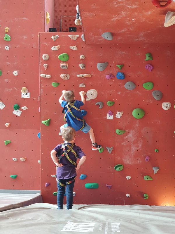 Kinder klettern an der Indoor-Wand in der Jugendherberge Echternach