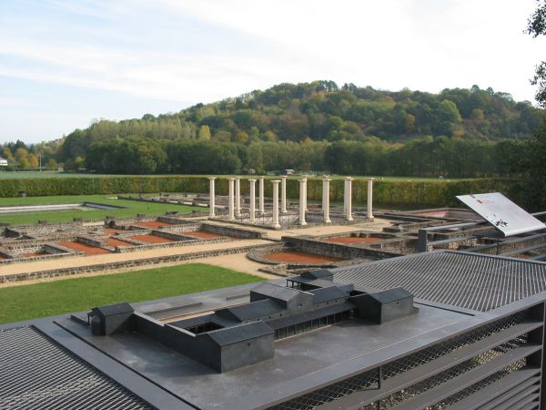 Uitzicht op het terrein van de Gallo-Romeinse Villa in Echternach, met archeologische overblijfselen.