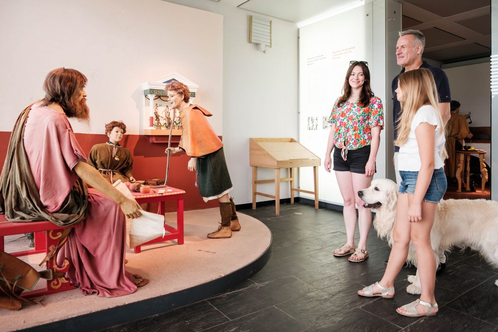 Eine Familie besucht das Didaktische Museum über das Leben der Römer