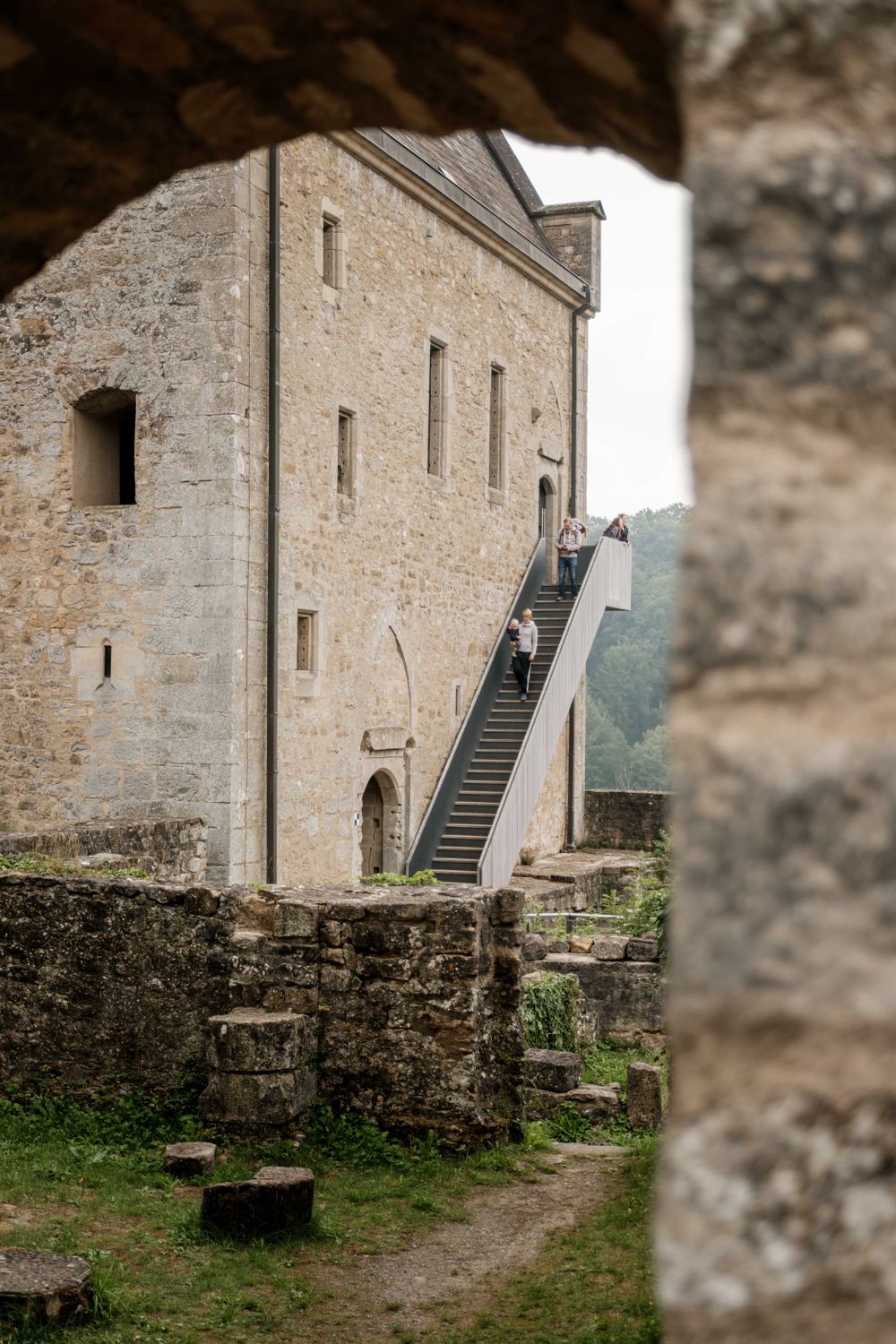 Steinmauern und Treppen im Schloss Larochette