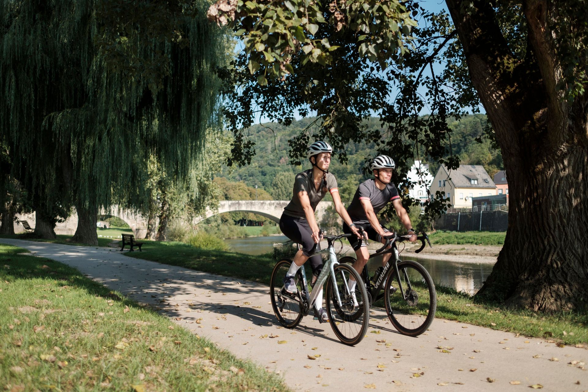 Zwei Radfahrer fahren durch den Echternacher Park