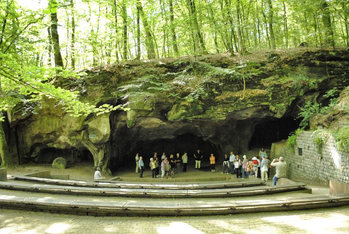 Personen machen Fotos vor dem Breechkaul Amphitheater