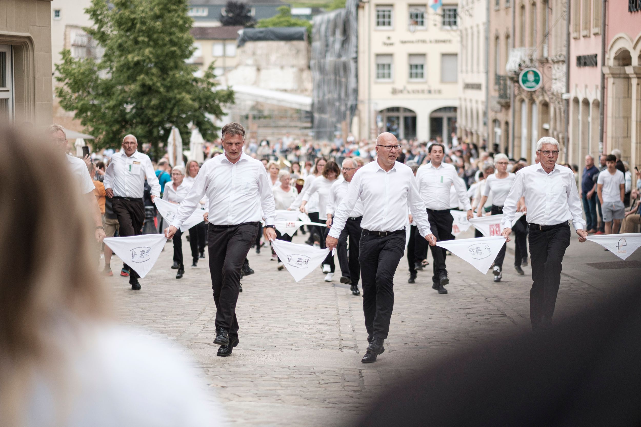 Echternacher Springprozession mit Menschen in traditioneller Kleidung