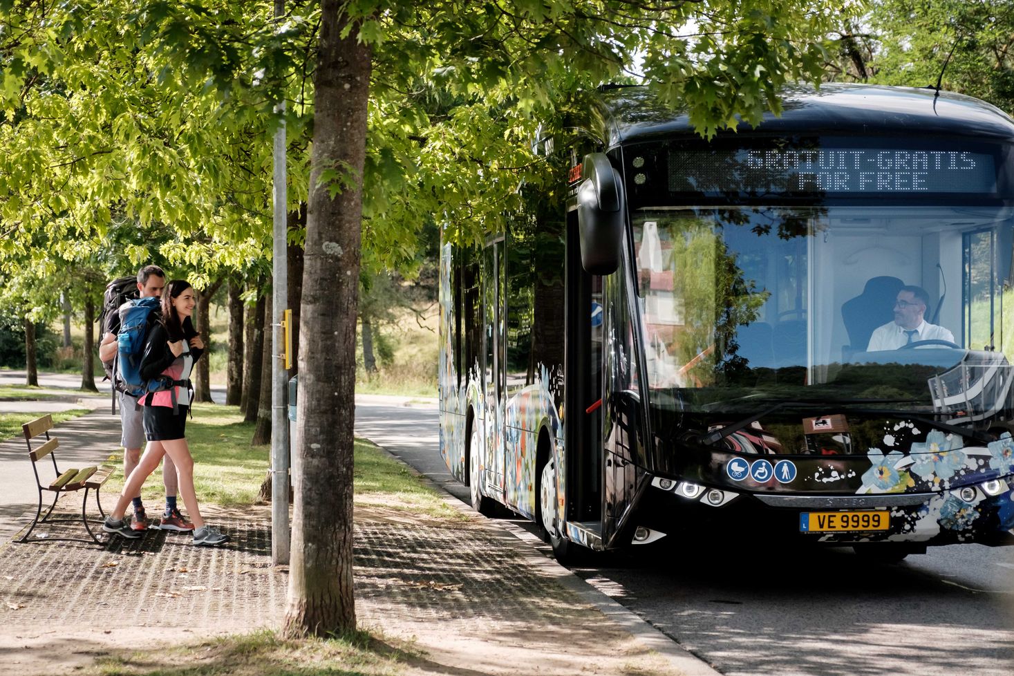 Zwei Wanderer nutzen die kostenlosen öffentlichen Verkehrsmittel