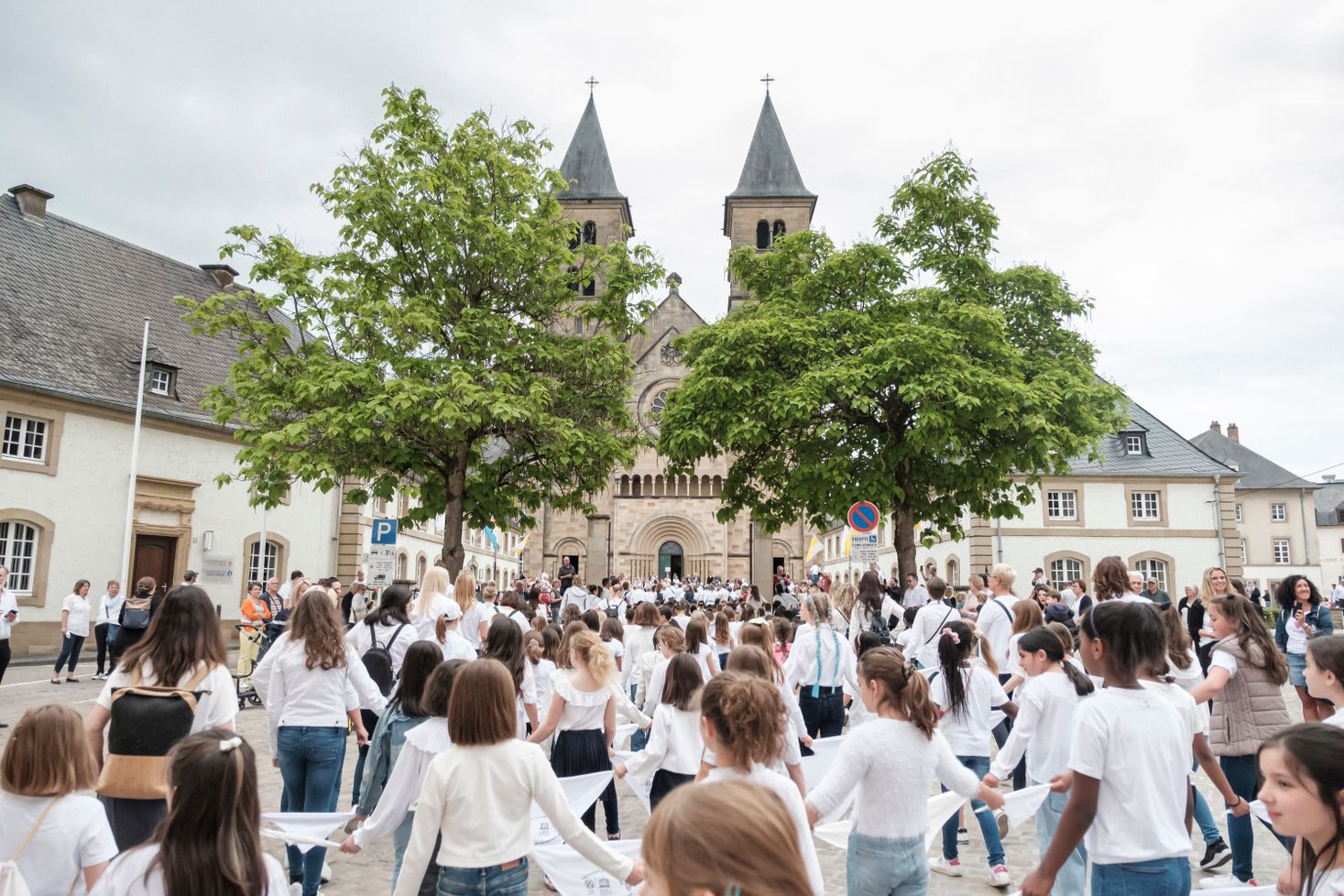 Menschen nehmen an der traditionellen Springprozession in Echternach teil