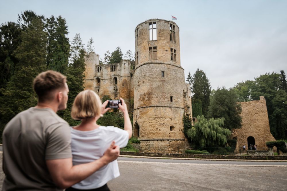 Ein Paar fotografiert die Burg Beaufort