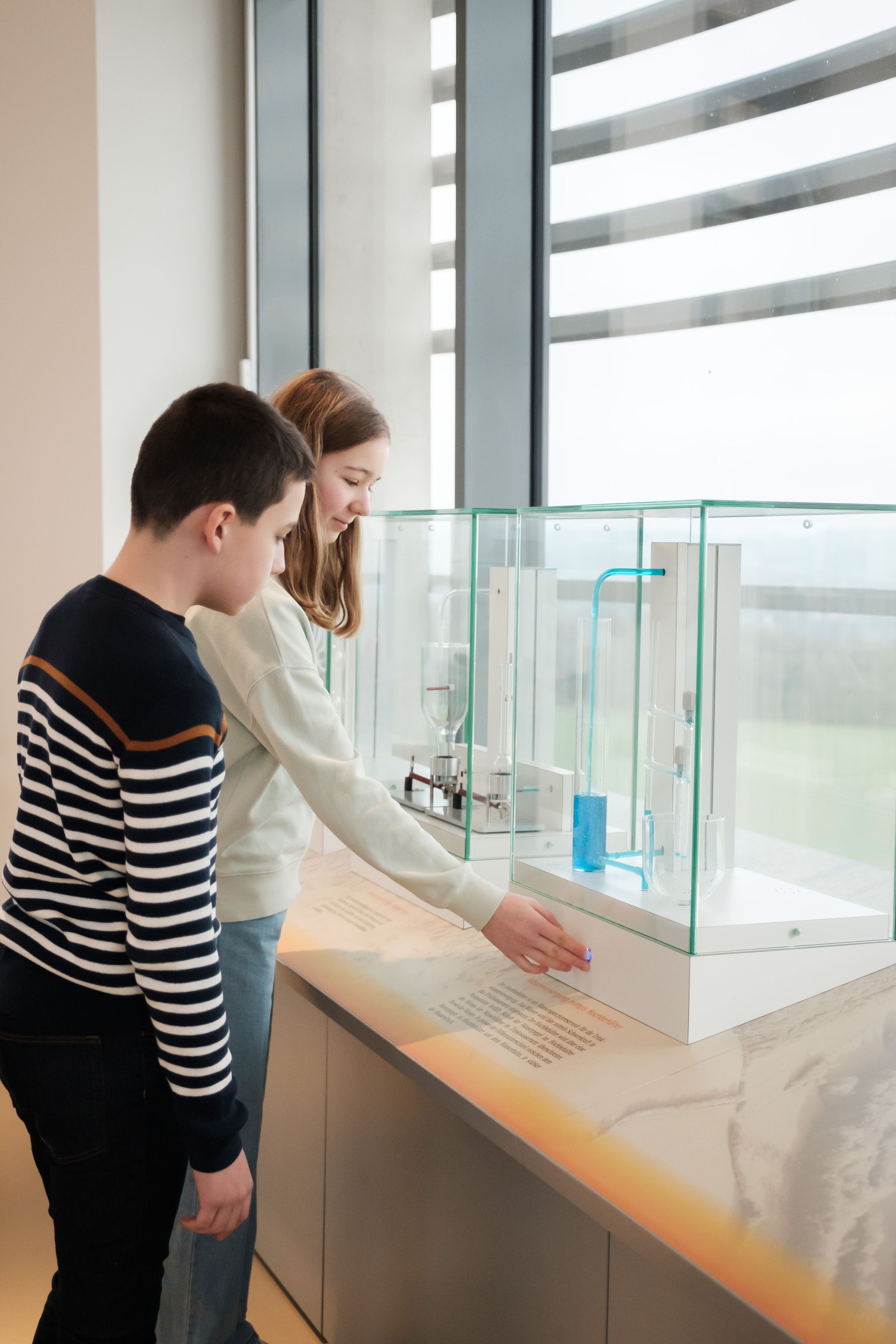 Kinder erkunden eine interaktive Station im Aquatower in Berdorf