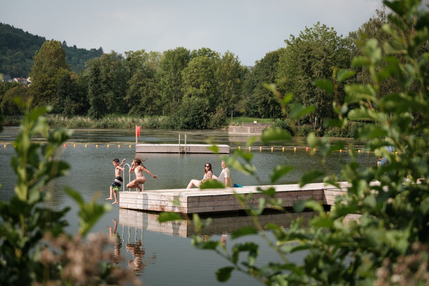 Mensen zwemmen in de zomer in het meer van Echternach