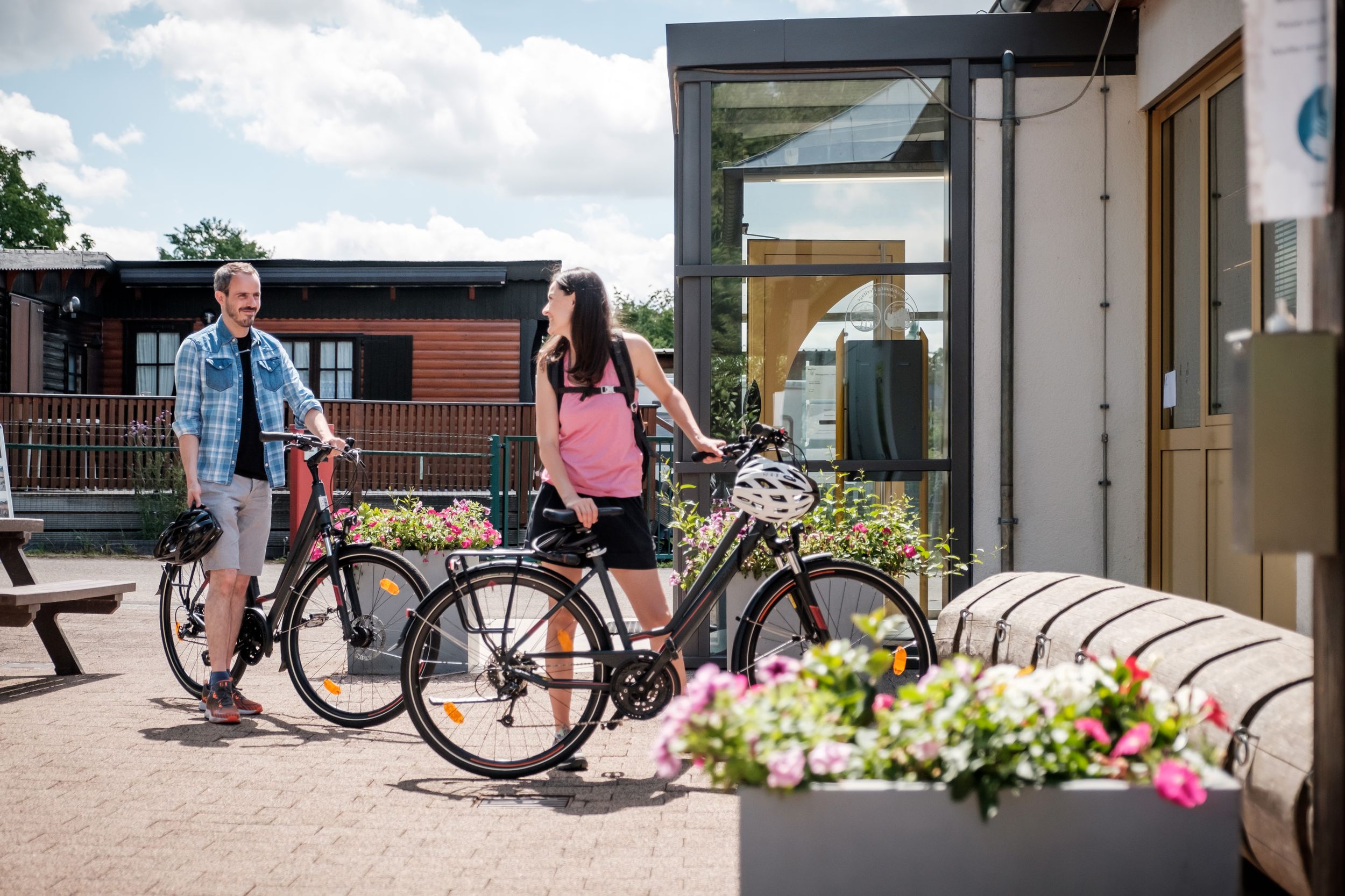 Deux cyclistes garent leurs vélos devant l'Office de Tourisme à Beaufort