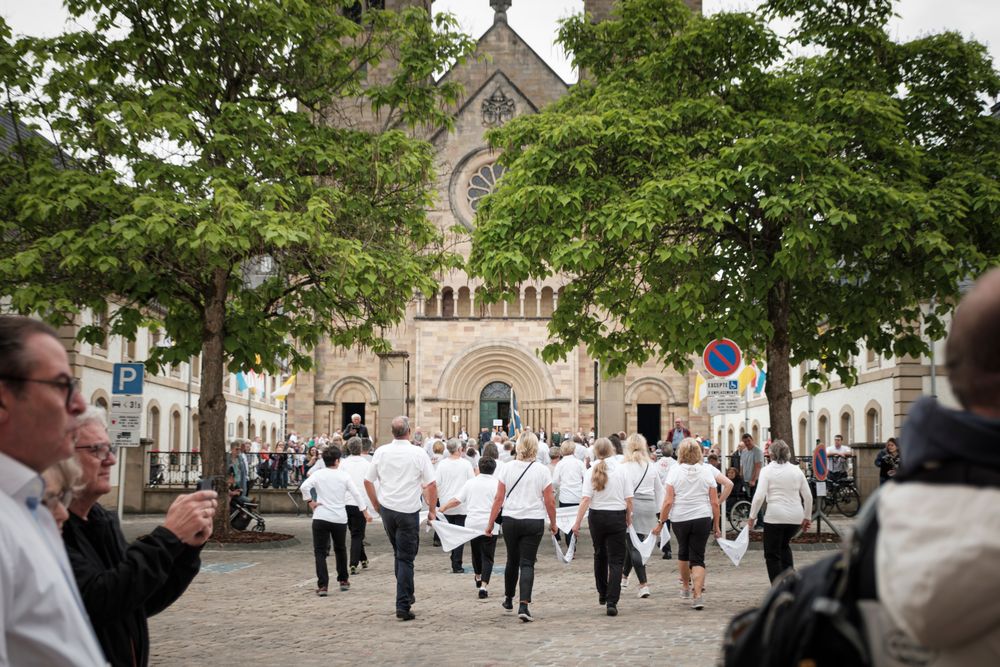 Teilnehmer der Echternacher Springprozession vor der Basilika