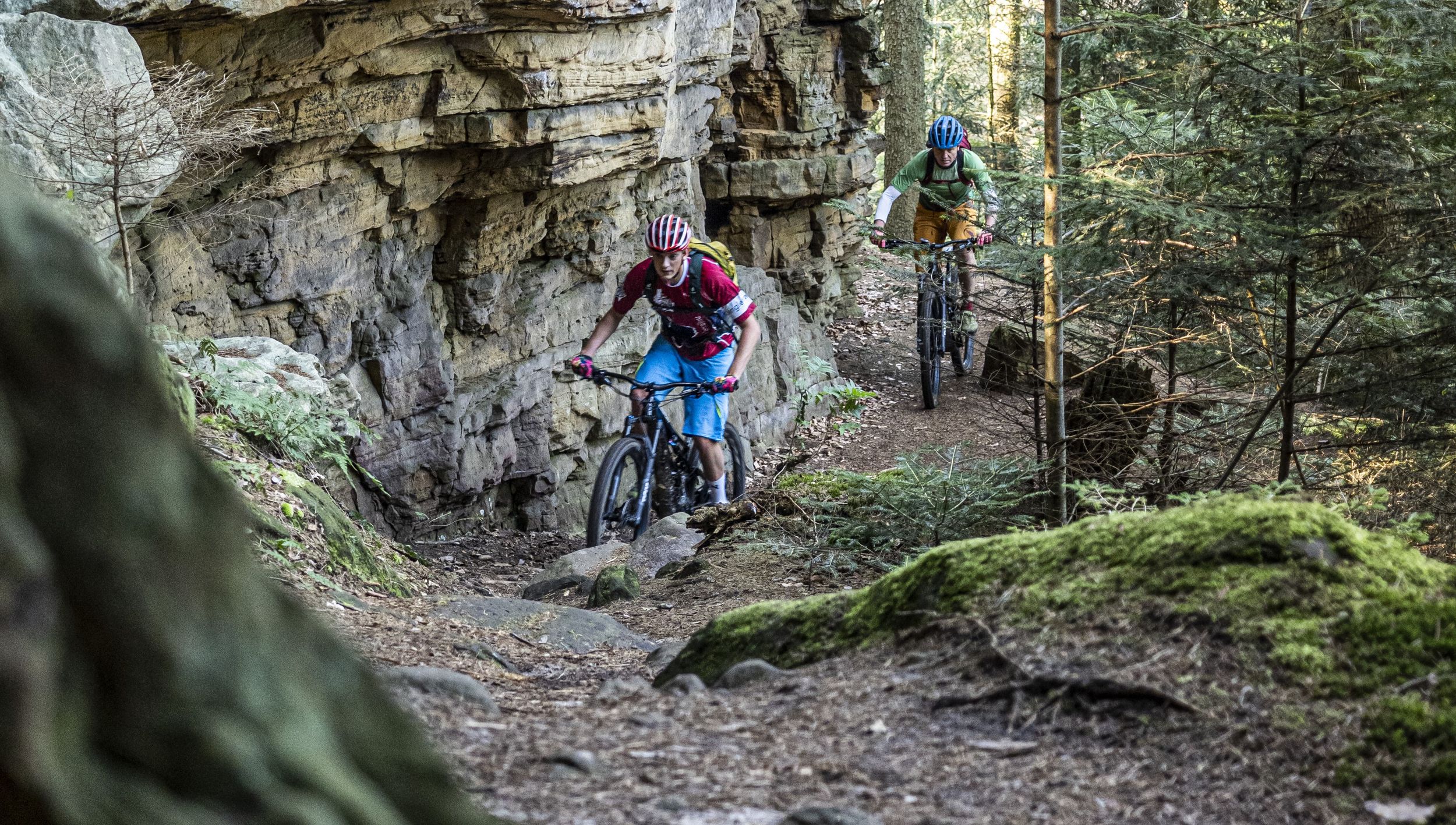 Zwei Mountainbiker fahren auf der Mountainbike-Strecke 